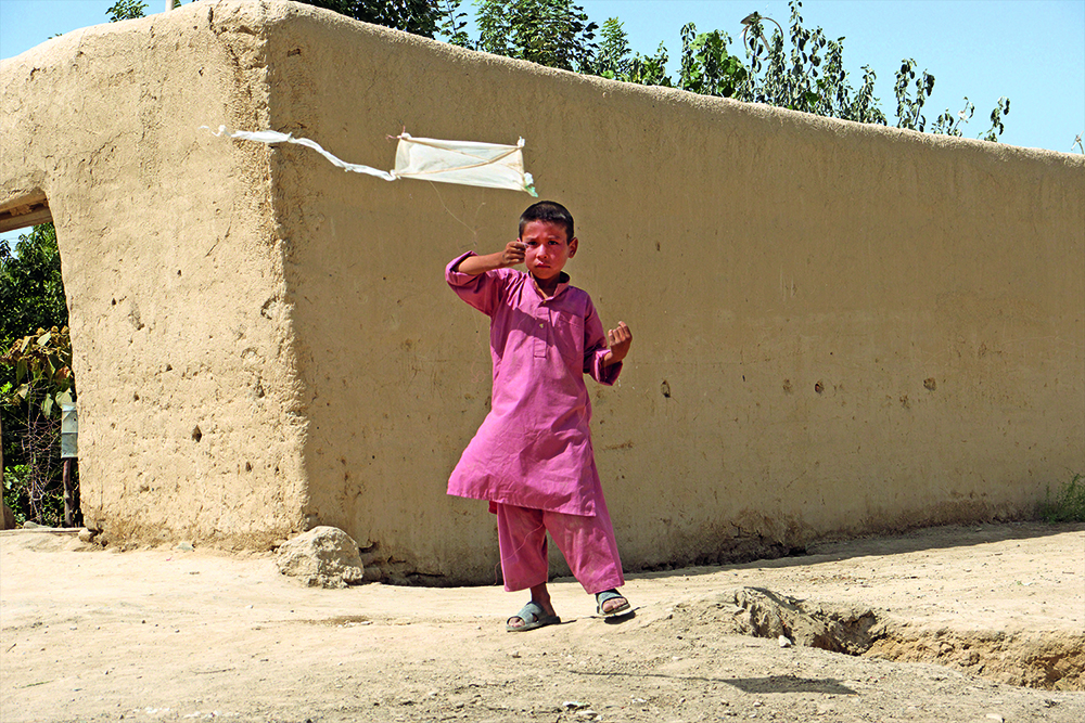 (4) Francis Alÿs, Children’s Game #10: Papalote (2011) | Balkh, Afghanistan, 2011 [Still]