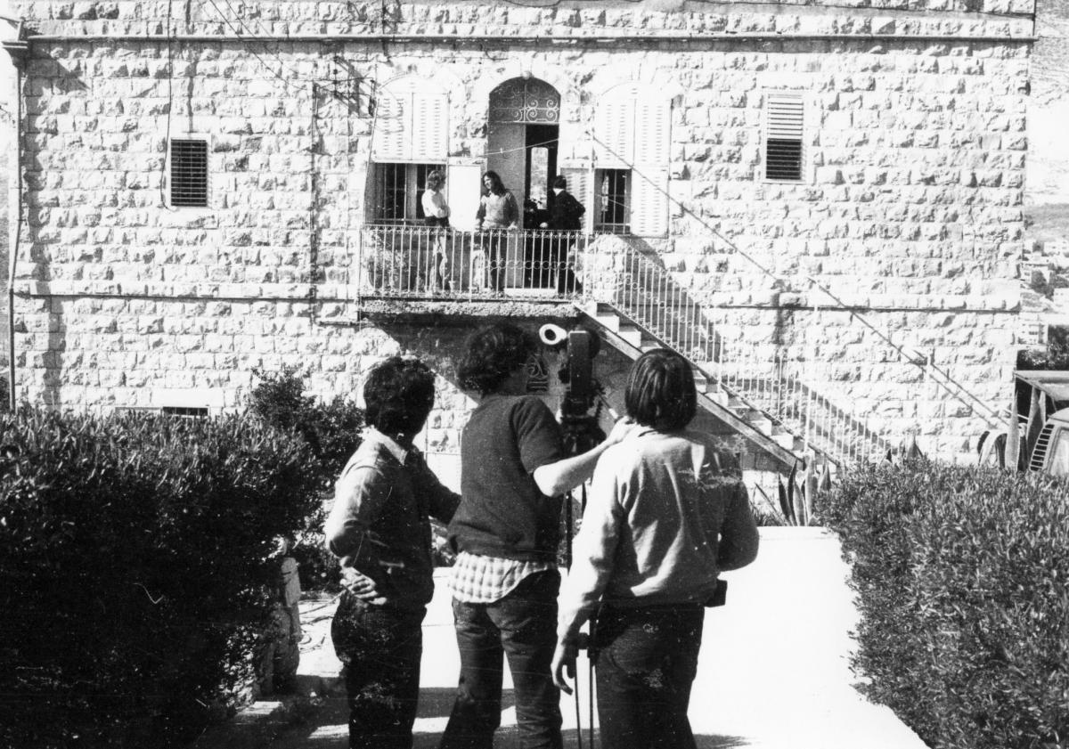 (1) Michel Khleifi, Ives Vandermeeren, Marc-André Batigne, Sahar Khalifa et ses filles sur le tournage de La mémoire fertile (1980)
