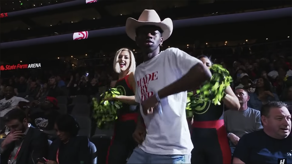 Still uit “Lil Nas X performs Old Town Road LIVE at the Hawks game”