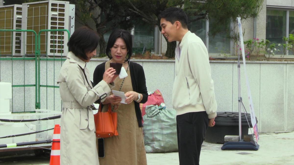 (2) Dangsin-eolgul-apeseo [In Front of Your Face] (Hong Sang-soo, 2021)