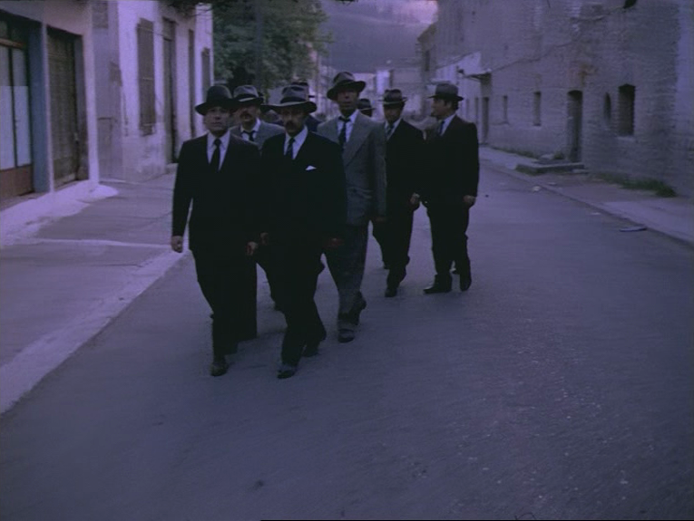 (9) O thiasos [The Travelling Players] (Theodoros Angelopoulos, 1975)