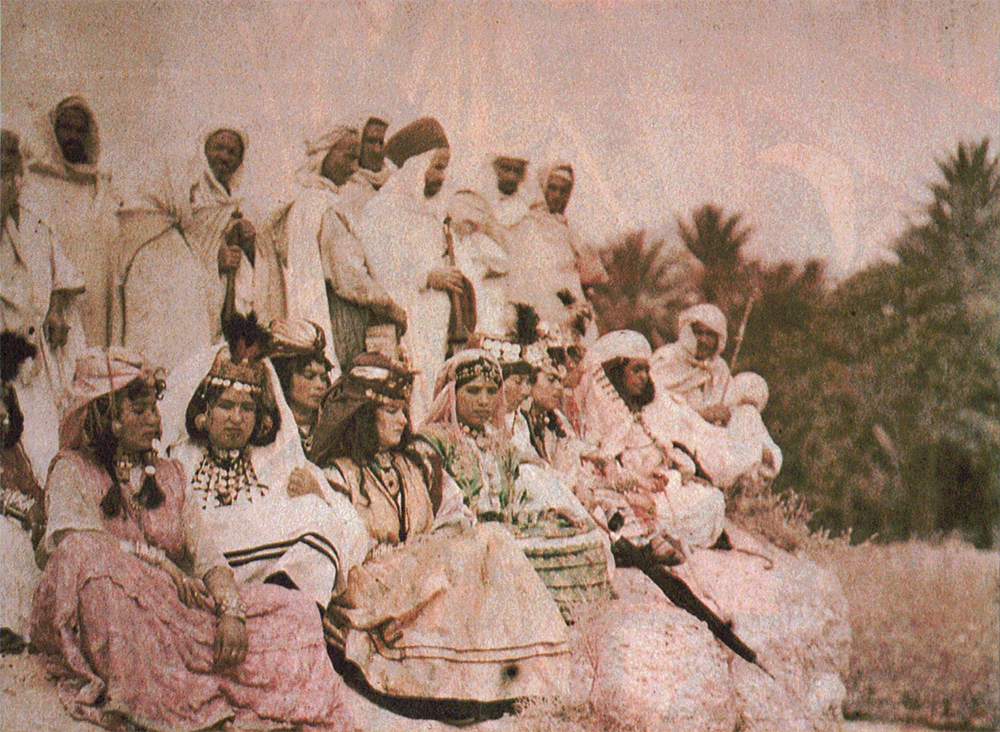 (3) La Zerda ou les chants de l’oubli (Assia Djebar, 1978-1982); Jeune filles de Tlemcen. Groupes de Biskra. Premiers autochromes, 1922